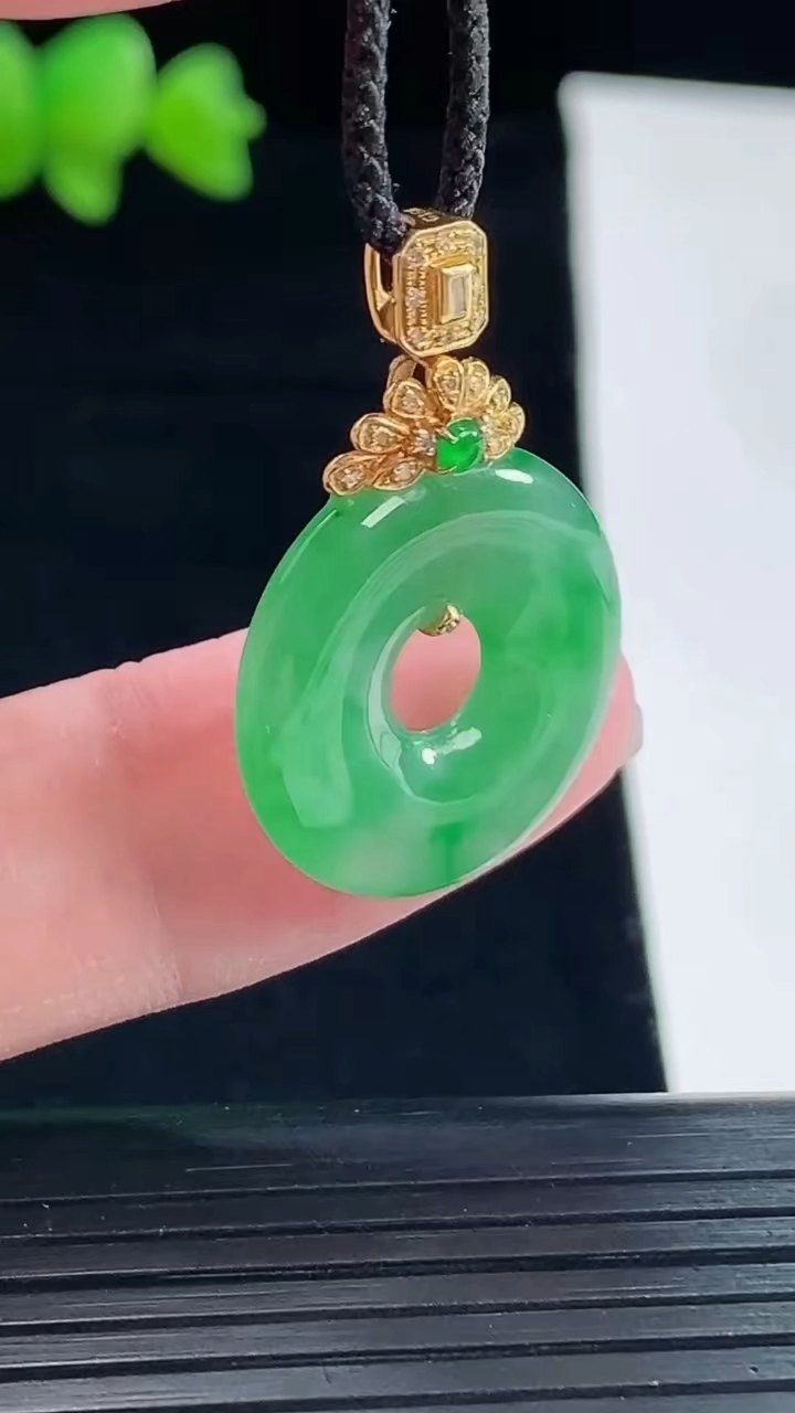 天然A货翡翠平安环吊坠，尺寸20-3.5重量:3.49g
5月10日