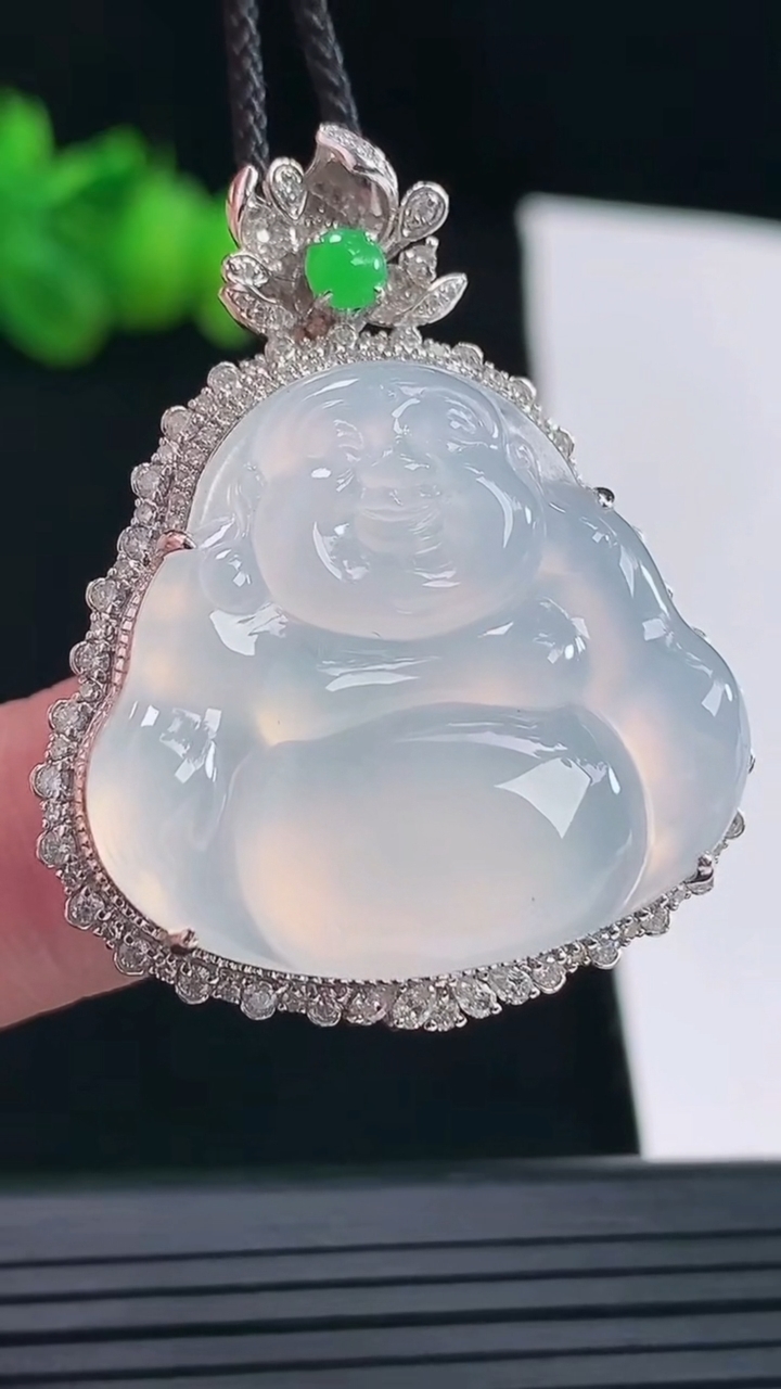 天然A货翡翠种白冰佛公吊坠，尺寸40-32-12，裸石26-28.5重量:13.90g
5月10日