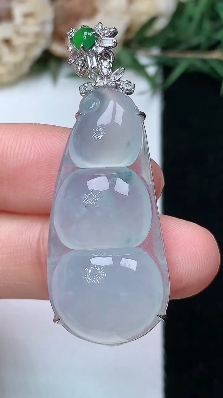 天然A货翡翠福豆吊坠，尺寸34.4-16.2-8.5，重量:6.66g
5月10日