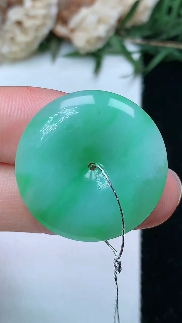 天然A货翡翠平安扣吊坠，尺寸24.4-4.8，重量:5.75g
5月10日