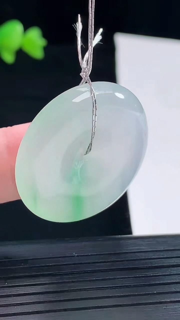 天然A货翡翠平安扣吊坠，尺寸30.5-6重量:11.86g
5月10日