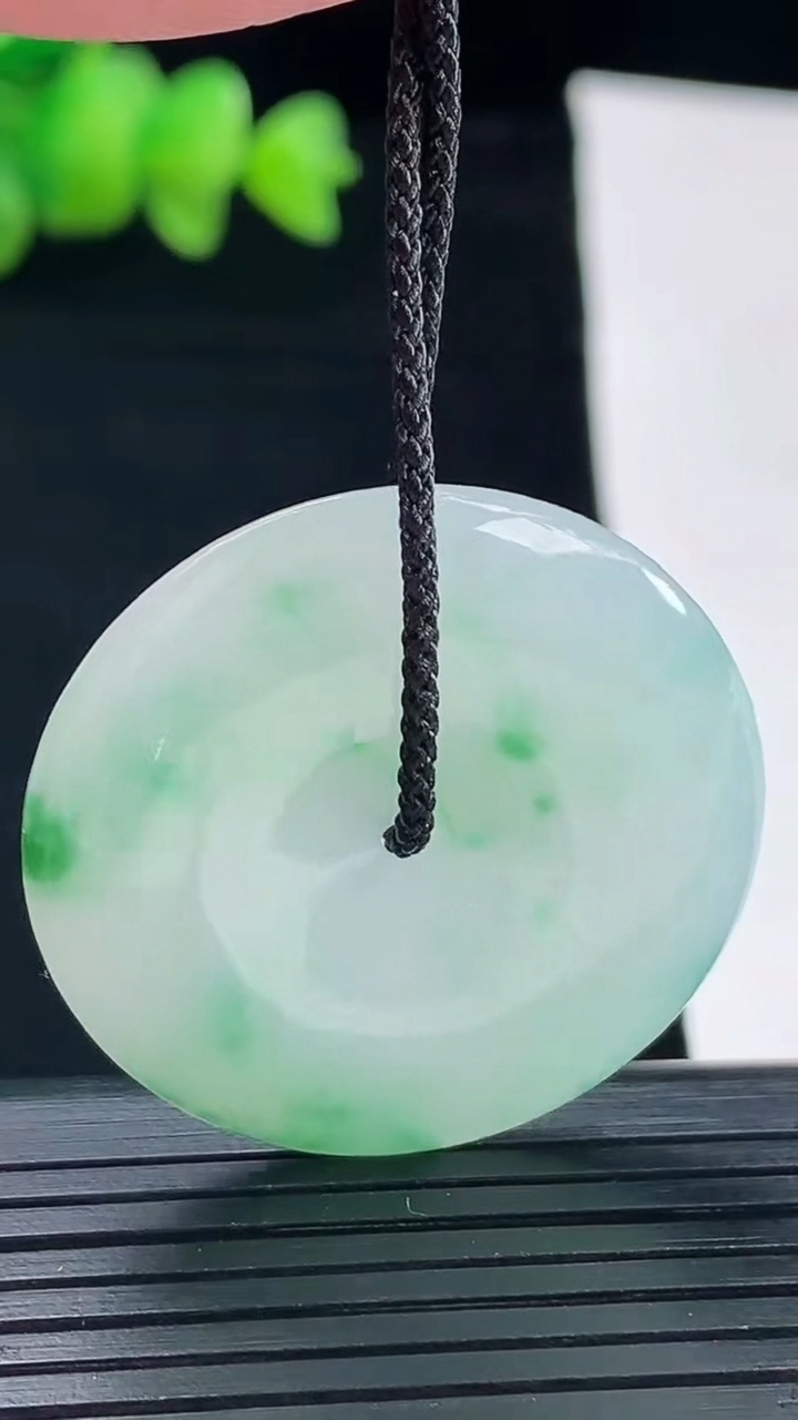 天然A货翡翠平安扣吊坠，尺寸33-5.8重量:13.27g
5月10日