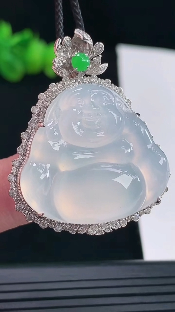 天然A货翡翠种白冰佛公吊坠，尺寸40-32-12，裸石26-28.5重量:13.90g
5月10日