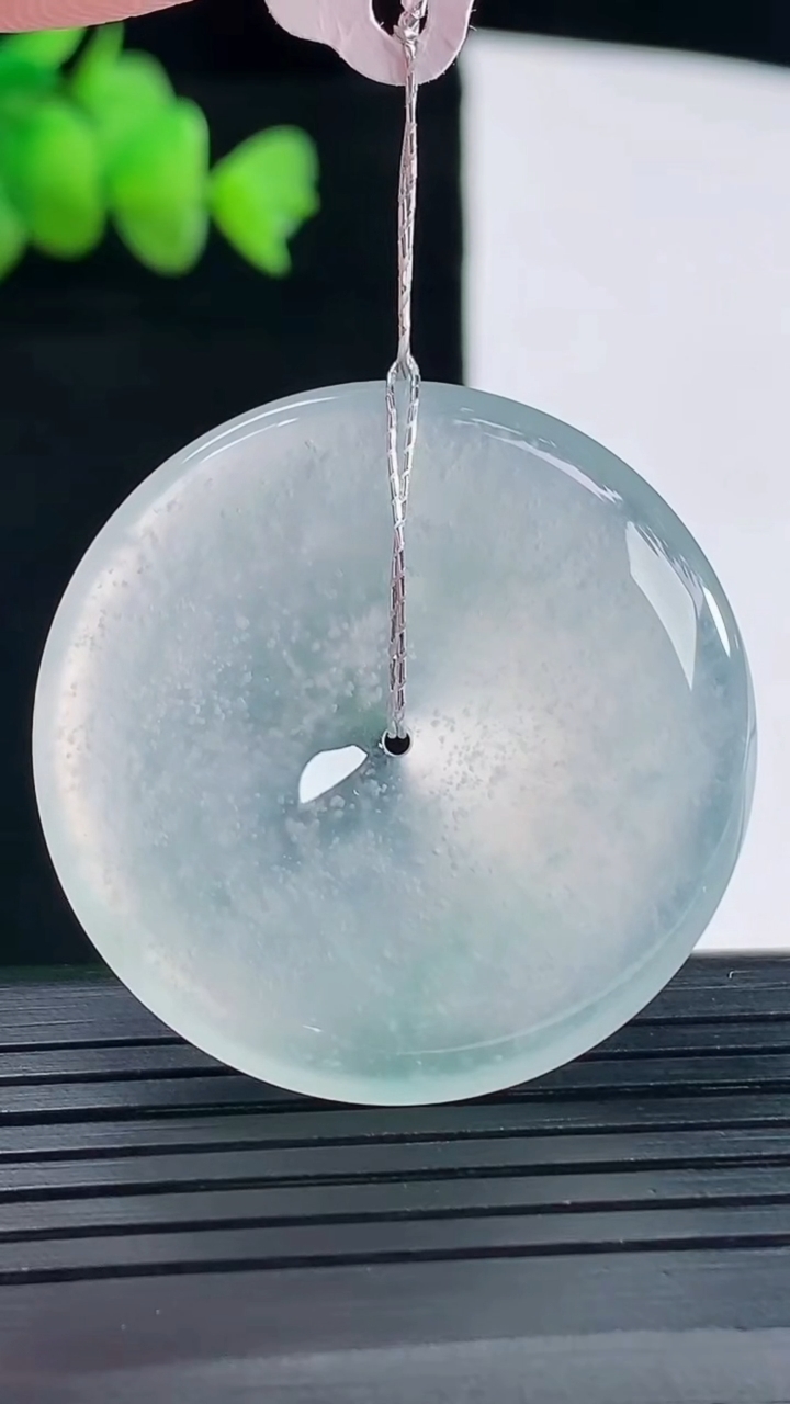 天然A货翡翠种白冰平安扣吊坠，尺寸35.6-6重量:15.89g
5月10日