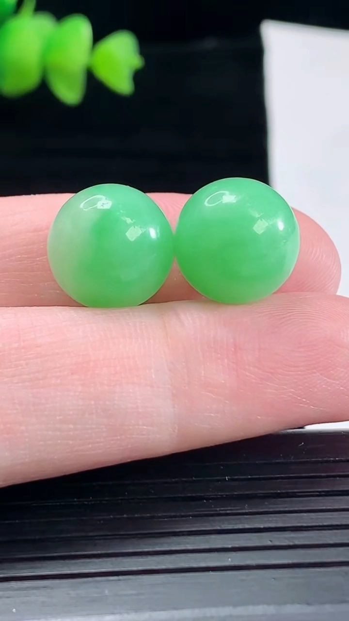 天然A货翡翠圆珠吊坠一对，尺寸13重量:8.31g
5月10日