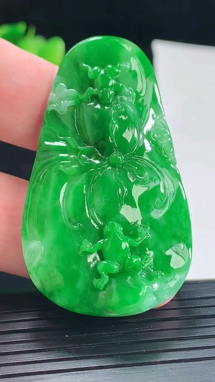 天然A货翡翠呱呱来财 荷叶吊坠，尺寸53-31.5-8重量:15.07g
5月10日