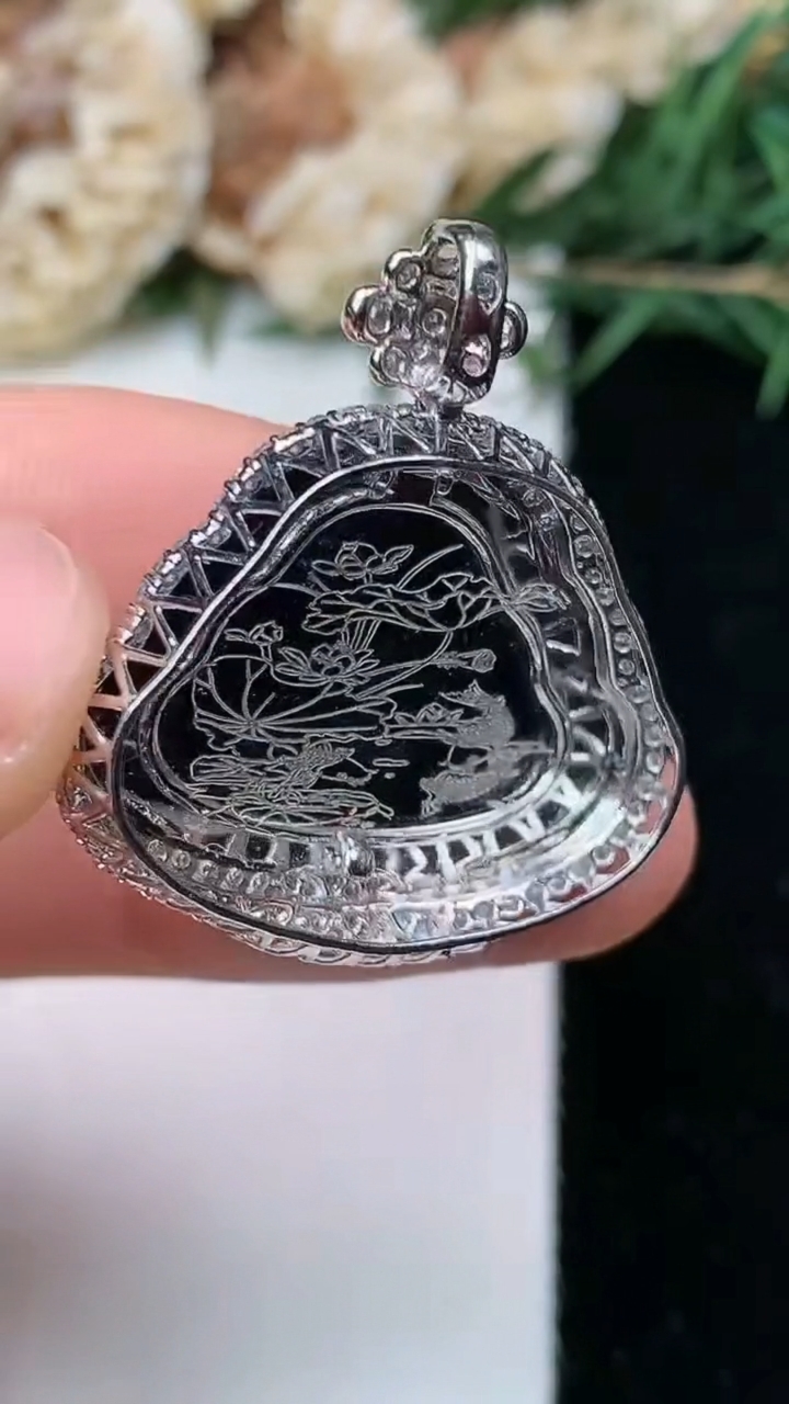 天然A货翡翠白冰佛公吊坠，尺寸30-26.9-10.2，裸石17.8-24，重量:6.32g
5月10日