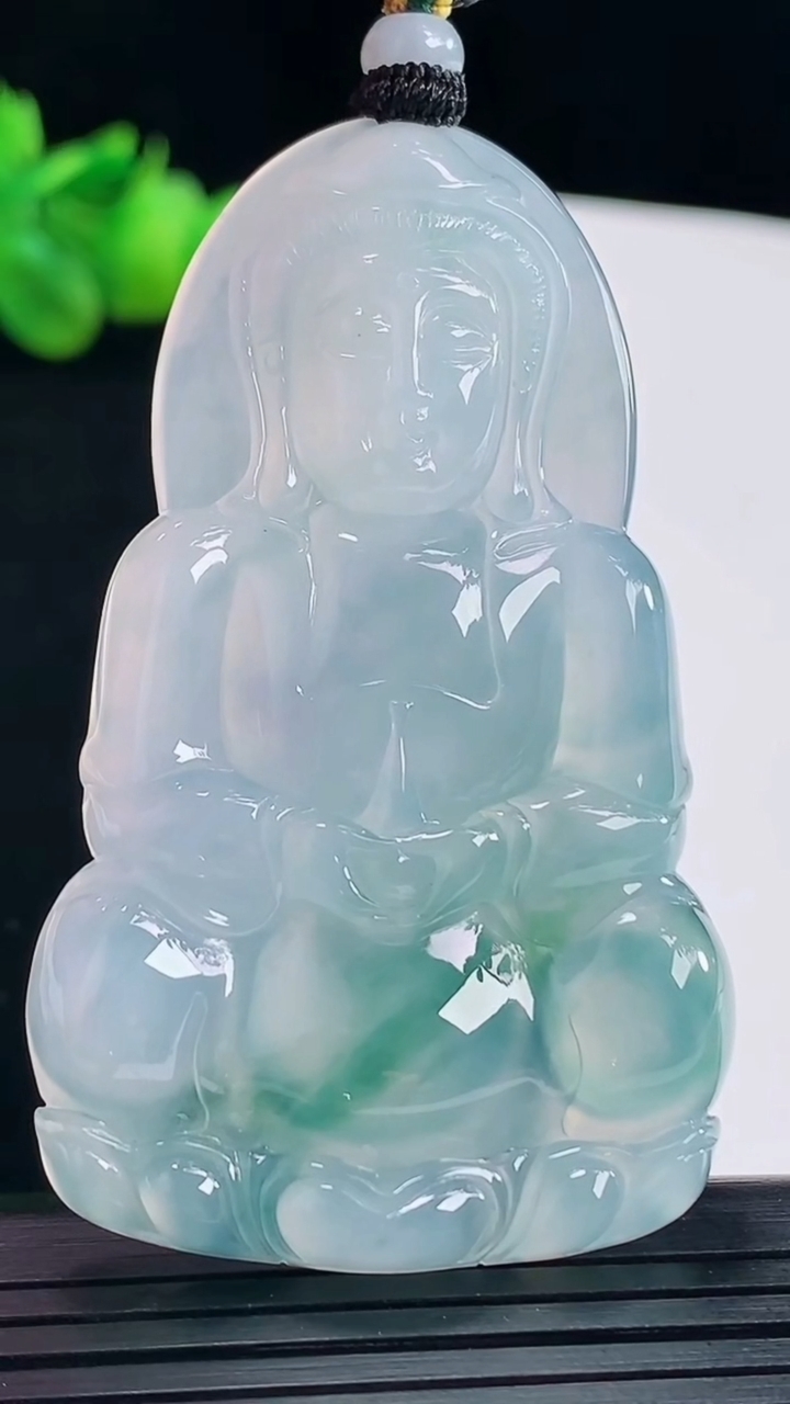 天然A货翡翠种飘花正装观音吊坠，尺寸60-37-5.2重量:25.89g
5月10日