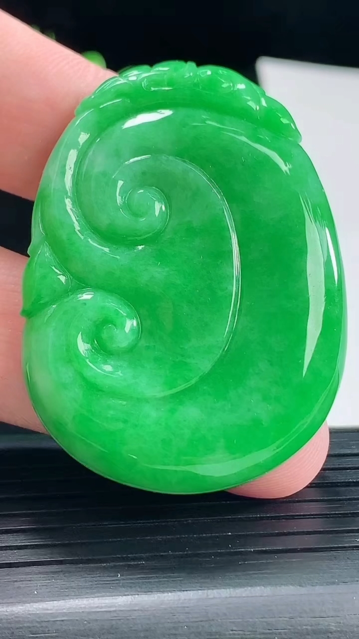 天然A货翡翠如意吊坠，尺寸48-35.6-6重量:22.24g
5月10日