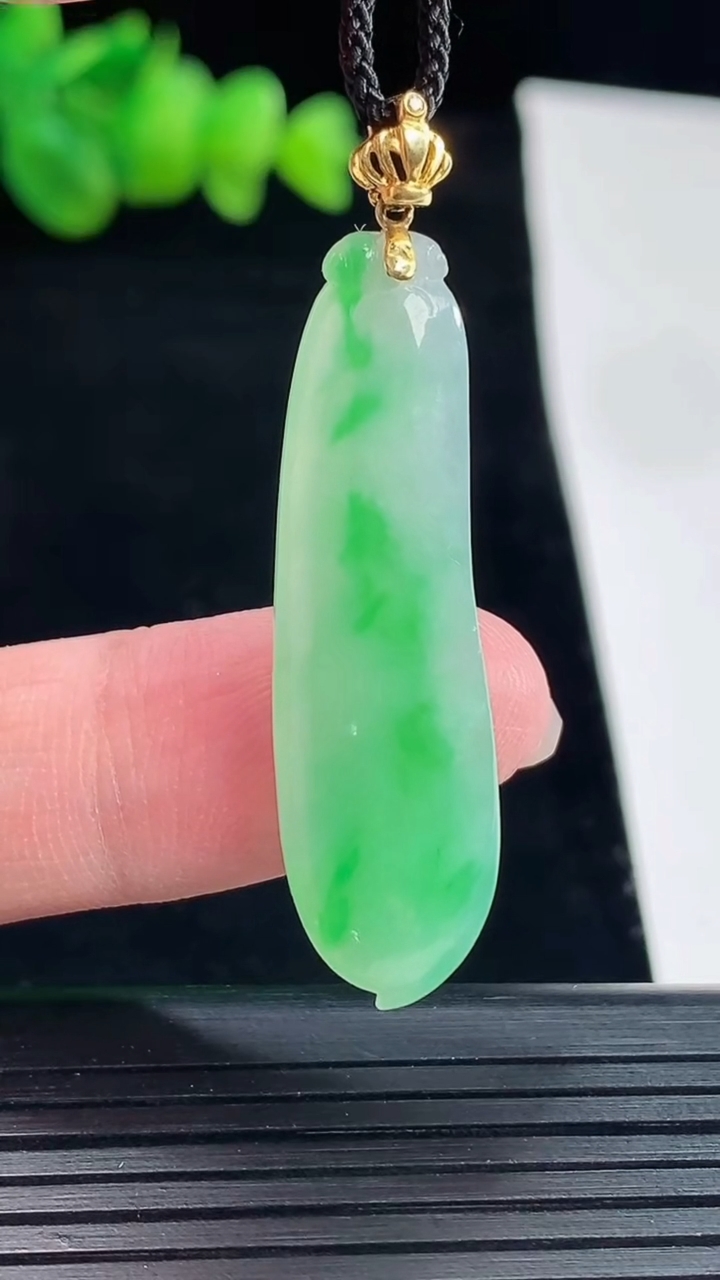 天然A货翡翠福瓜吊坠，尺寸37.6-11.2-3.8重量:3.67g
5月10日