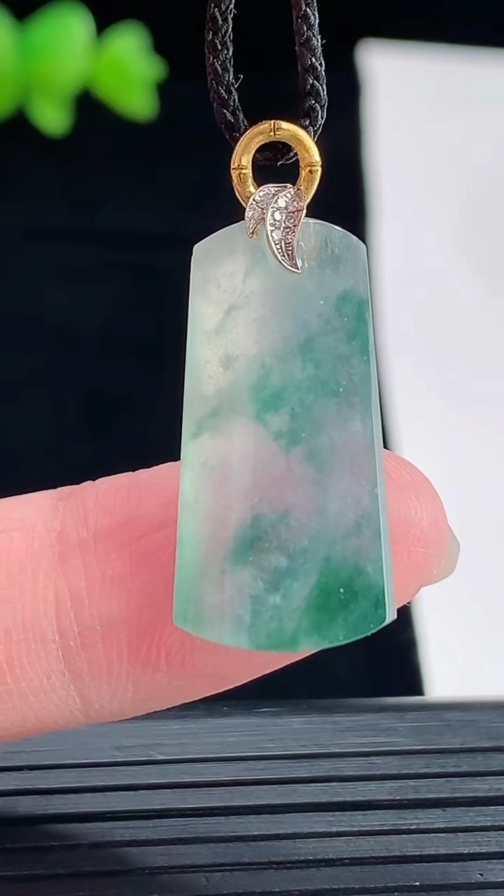 天然A货翡翠种飘花无事牌吊坠，尺寸24.5-13-6重量:4.20g
5月10日