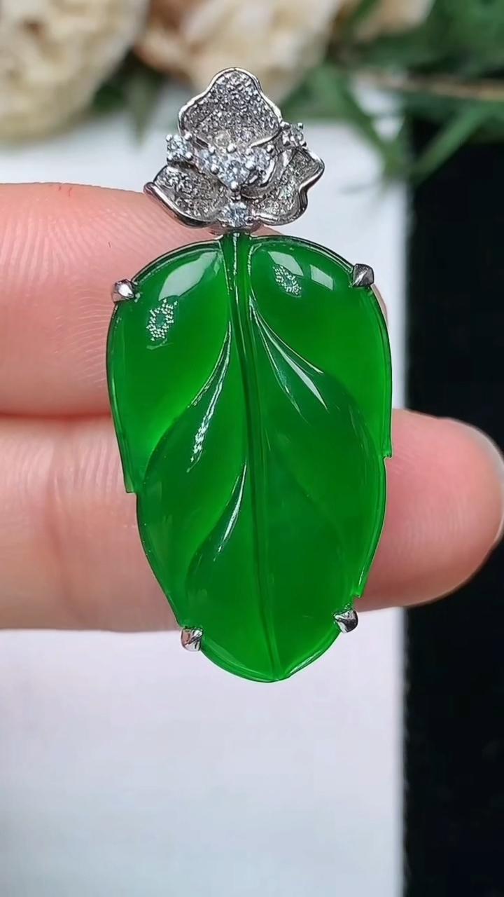 天然A货翡翠金枝玉叶 叶子吊坠，尺寸23-14.6-8.2，重量:5.00g
5月10日