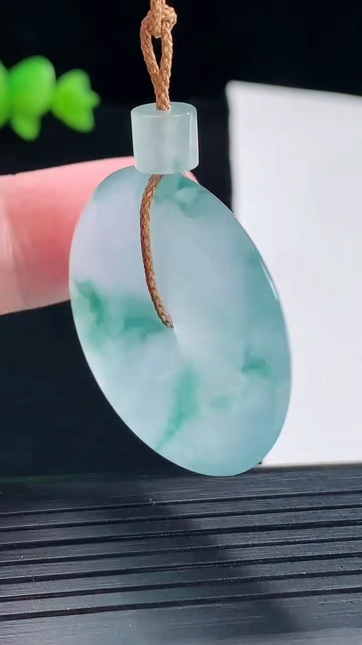 天然A货翡翠种飘花平安扣吊坠，尺寸34-5.8重量:14.40g
5月10日