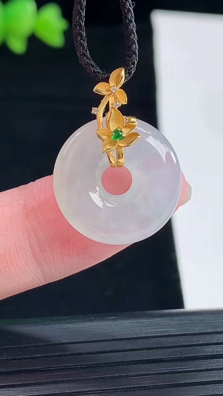 天然A货翡翠平安环吊坠，尺寸18-4.8重量:2.96g
5月10日