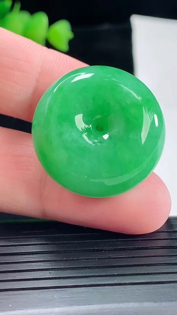 天然A货翡翠路路通吊坠，尺寸28-12.6重量:20.50g
5月10日