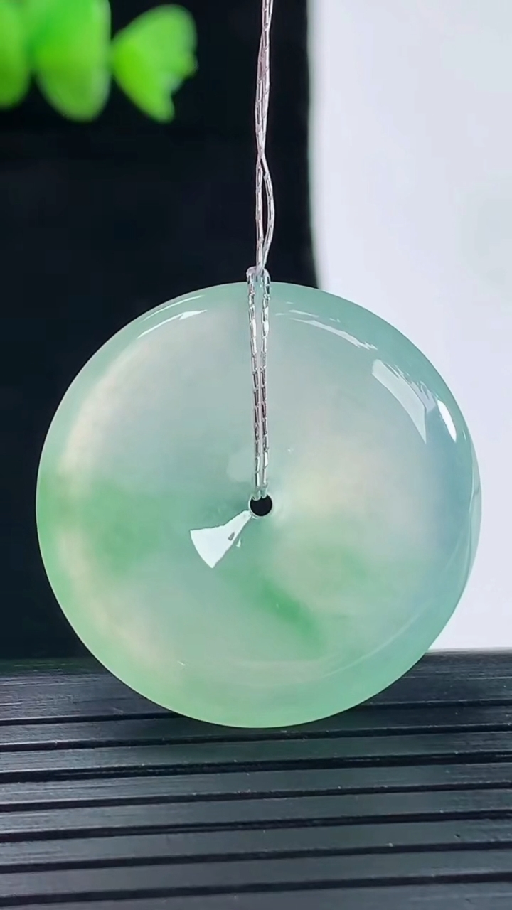 天然A货翡翠平安扣吊坠，尺寸29-5.6重量:9.65g
5月10日
