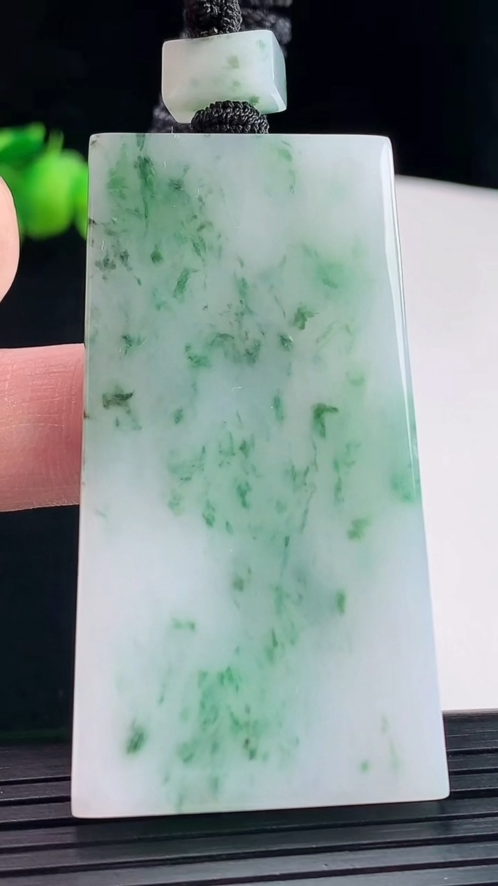 天然A货翡翠飘花无事牌吊坠，尺寸59-32.5-5.6重量:36.40g
5月10日