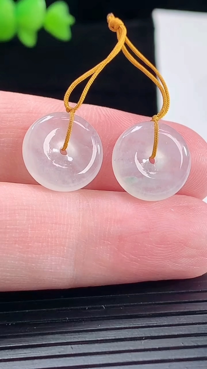 天然A货翡翠平安扣吊坠一对，尺寸13.6-4重量:3.26g
5月10日