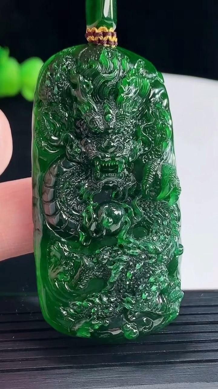 天然A货翡翠龙牌吊坠，尺寸56-29.5-8.2重量:31.20g
5月10日