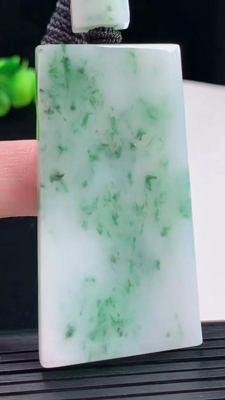天然A货翡翠飘花无事牌吊坠，尺寸59-32.5-5.6重量:36.40g
5月10日