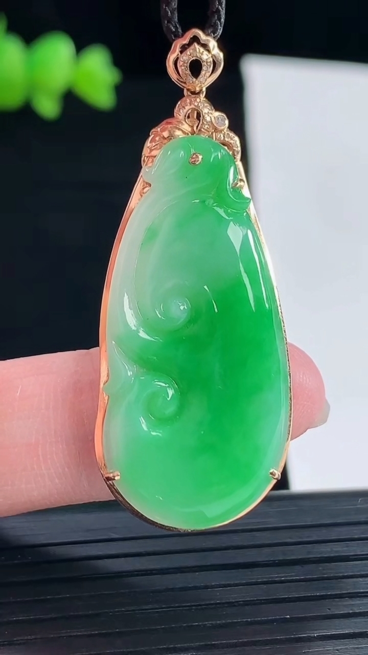 天然A货翡翠如意吊坠，尺寸45.6-18.5-6.2，裸石35.5-17重量:4.38g
5月10日