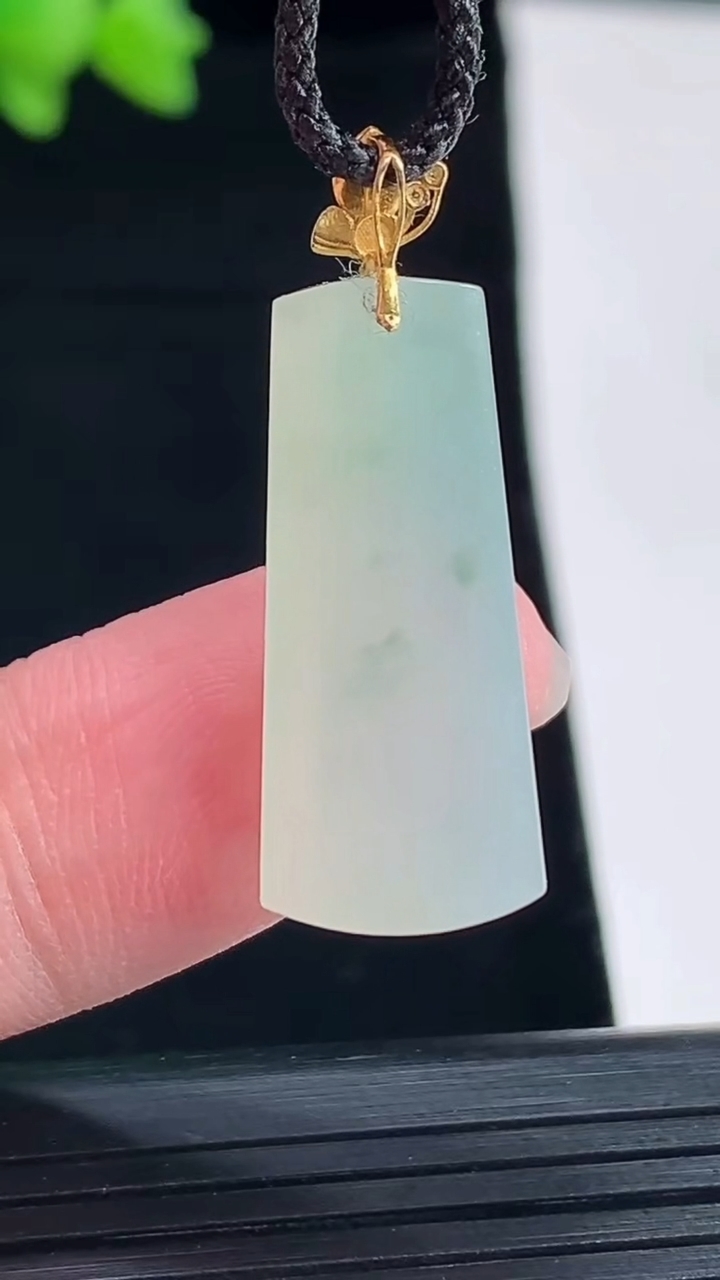 天然A货翡翠18k金飘花无事牌吊坠，尺寸25.6-11-6重量:3.47g
5月10日