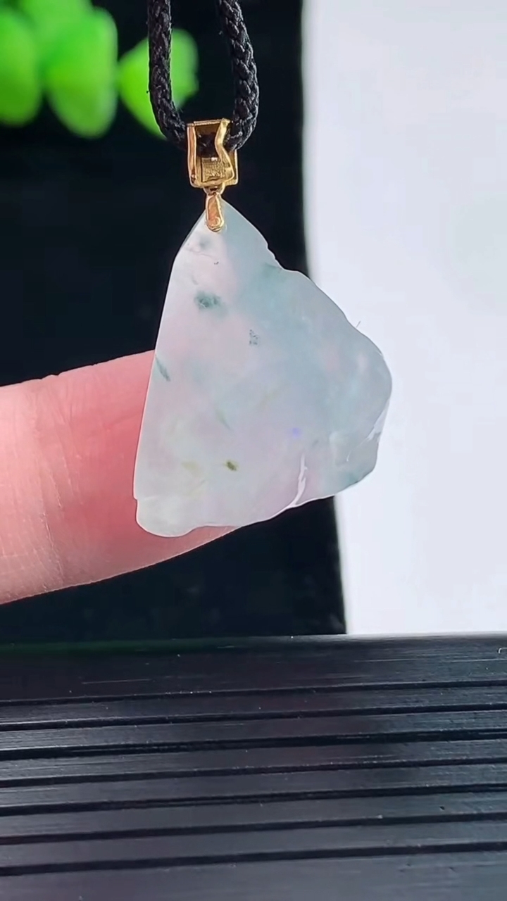 天然A货翡翠种飘花原石吊坠，尺寸20-20-10重量:4.69g
5月10日