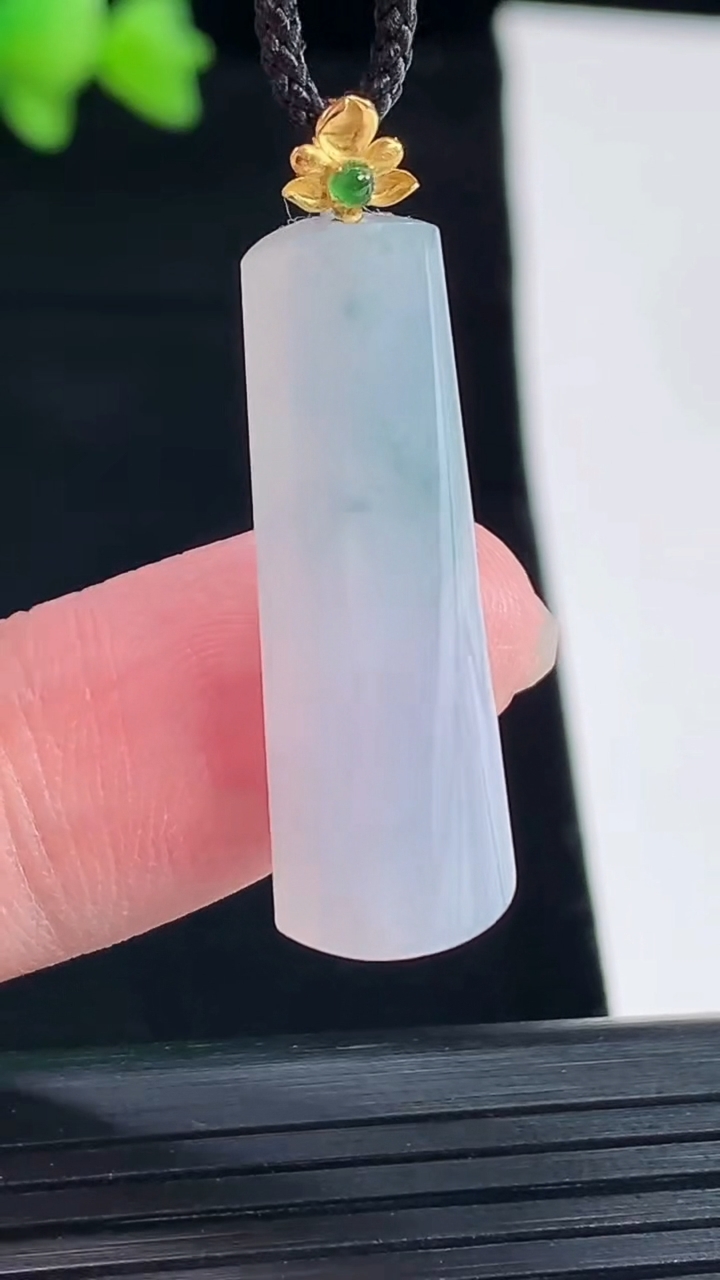 天然A货翡翠18k金紫罗兰 飘花无事牌吊坠，尺寸30-11-4.2重量:3.11g
5月10日