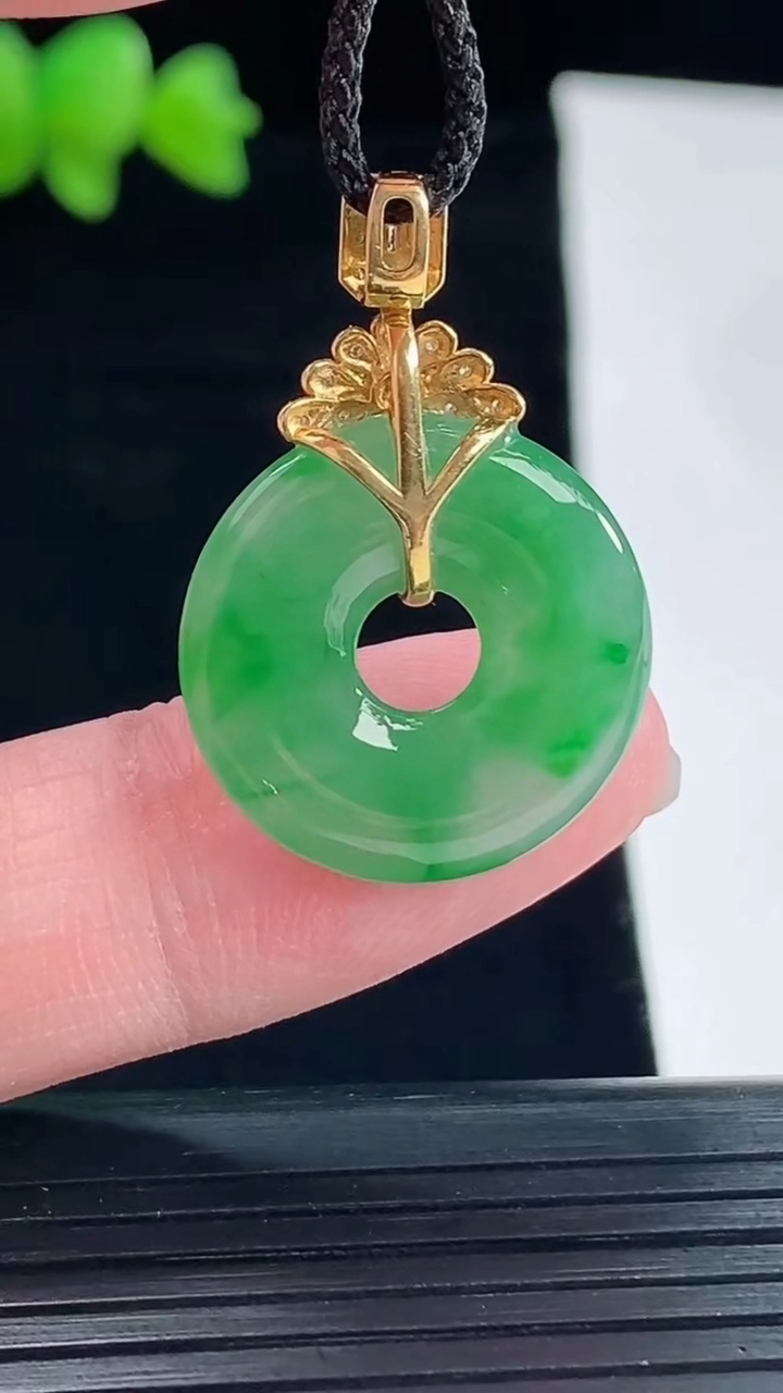 天然A货翡翠平安环吊坠，尺寸20-3.5重量:3.49g
5月10日