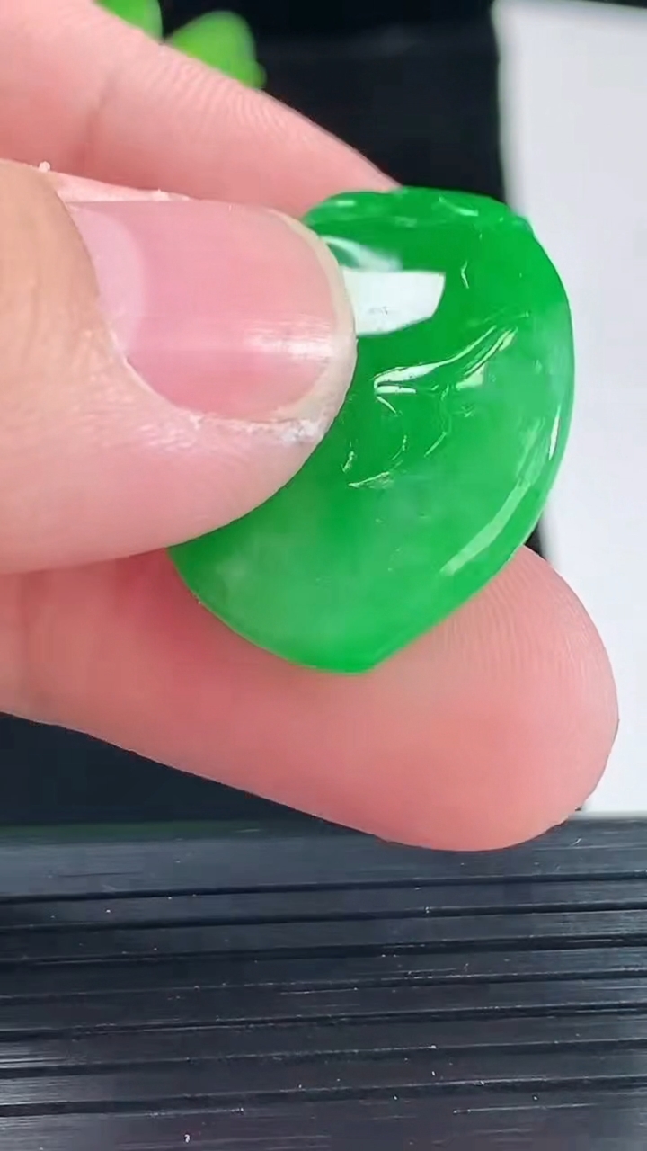 天然A货翡翠福瓜吊坠，尺寸29-20-5.6重量:6.26g
5月10日