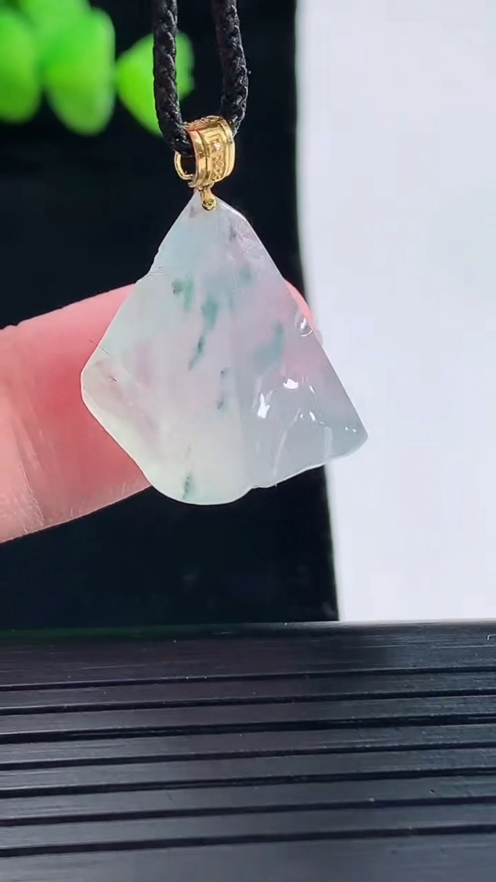 天然A货翡翠种飘花原石吊坠，尺寸20-20-10重量:4.69g
5月10日