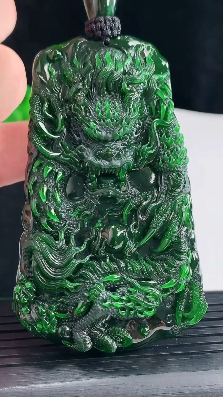 天然A货翡翠龙牌吊坠，尺寸75.6-45-10.8重量:62.89g
5月10日
