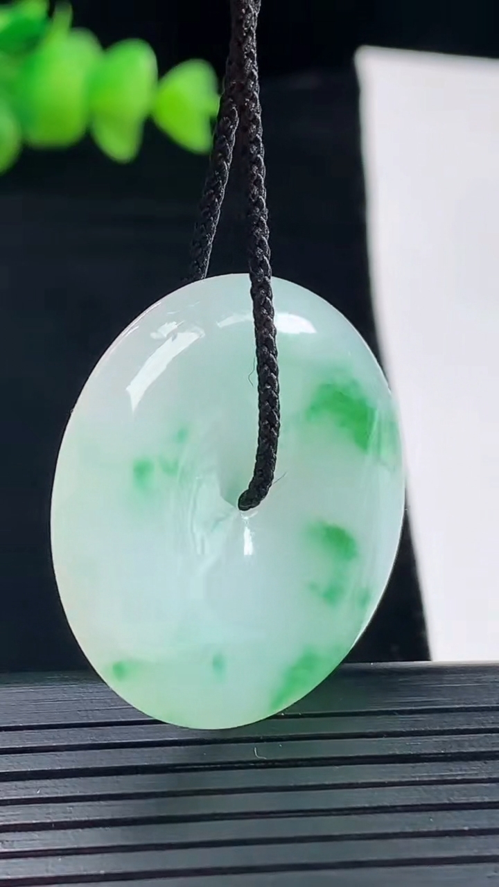 天然A货翡翠平安扣吊坠，尺寸33-5.8重量:13.27g
5月10日