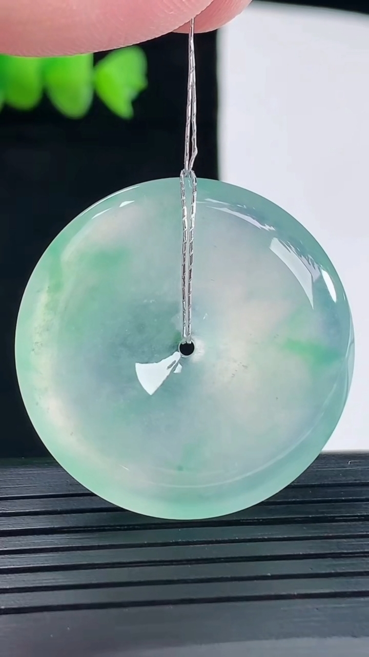 天然A货翡翠平安扣吊坠，尺寸34.5-6重量:14.74g
5月10日