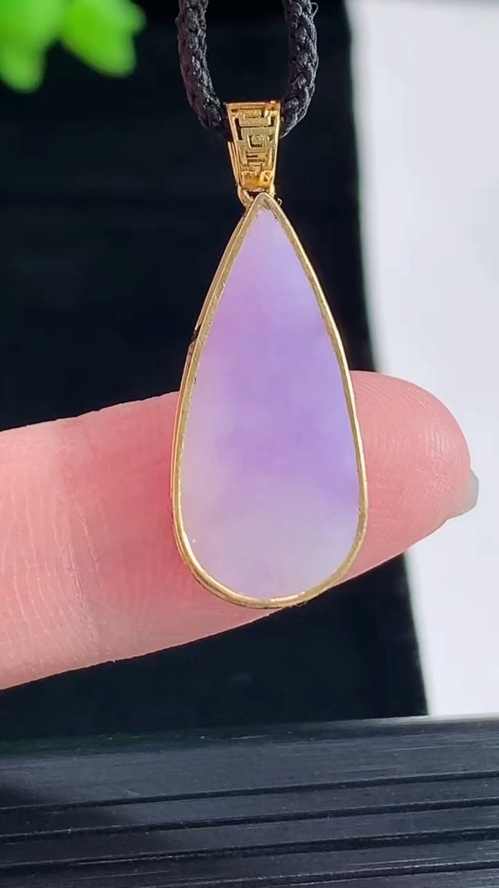 天然A货翡翠18k金紫罗兰水滴吊坠，尺寸28.6-10.8-5，裸石23-10重量:2.77g
5月
