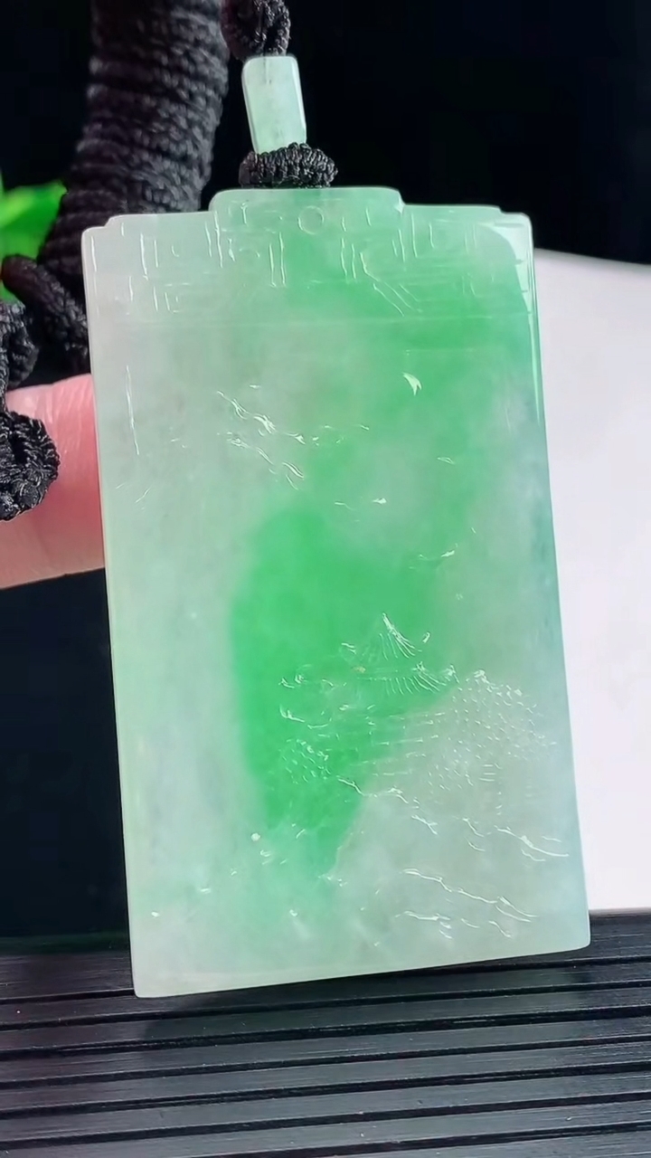 天然A货翡翠山水牌吊坠，尺寸56.5-33.5-5重量:30.22g
5月10日