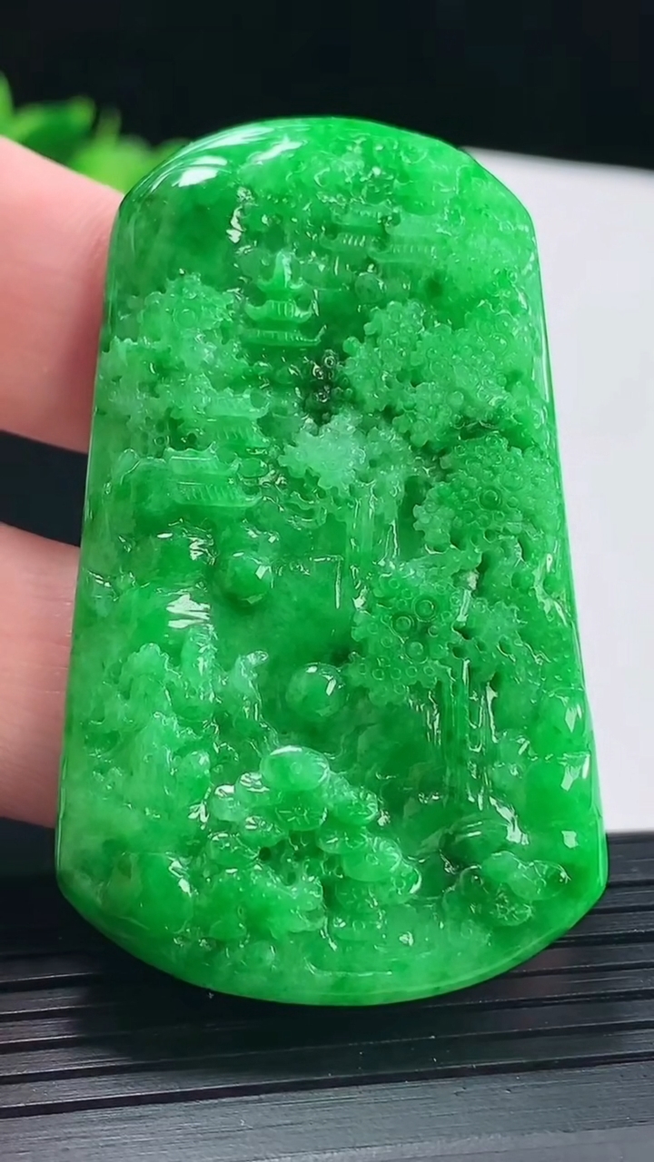天然A货翡翠山水牌吊坠，尺寸57-34-5.2重量:26.15g
5月10日