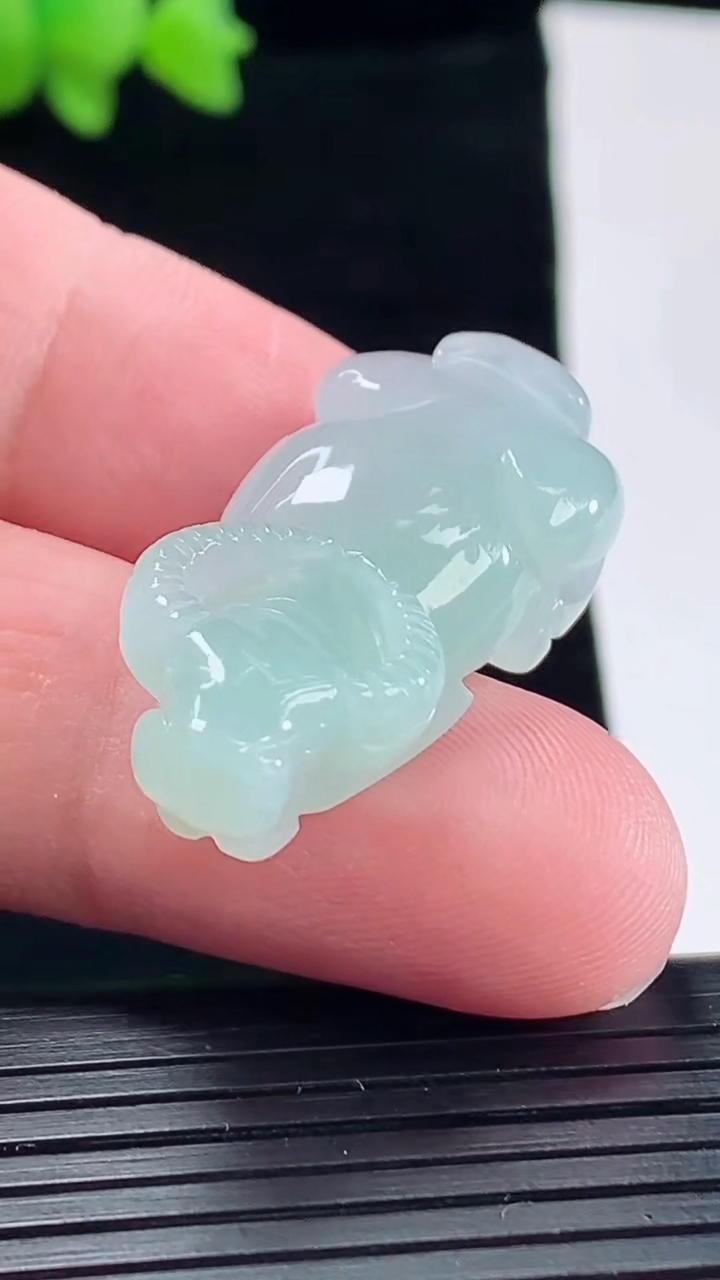 天然A货翡翠生肖牛吊坠，尺寸33-17.2-8重量:9.06g
5月10日