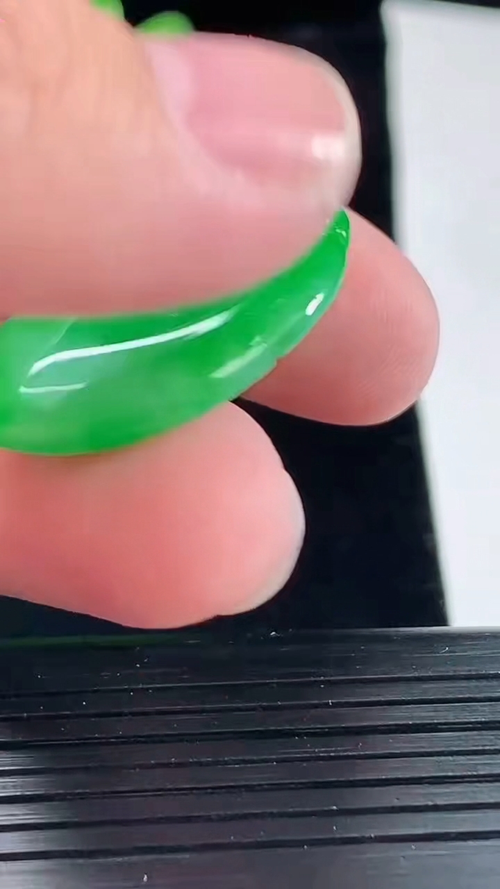 天然A货翡翠福瓜吊坠，尺寸29-20-5.6重量:6.26g
5月10日