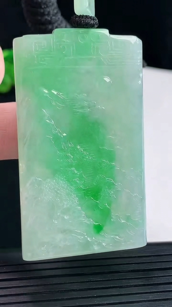 天然A货翡翠山水牌吊坠，尺寸56.5-33.5-5重量:30.22g
5月10日