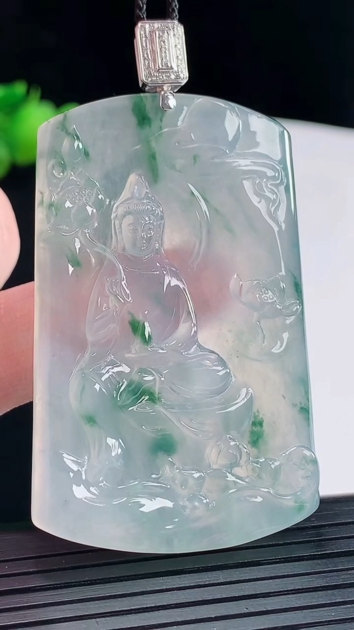 天然A货翡翠种飘花大势至菩萨吊坠，尺寸57-36-5重量:26.46g
5月10日
