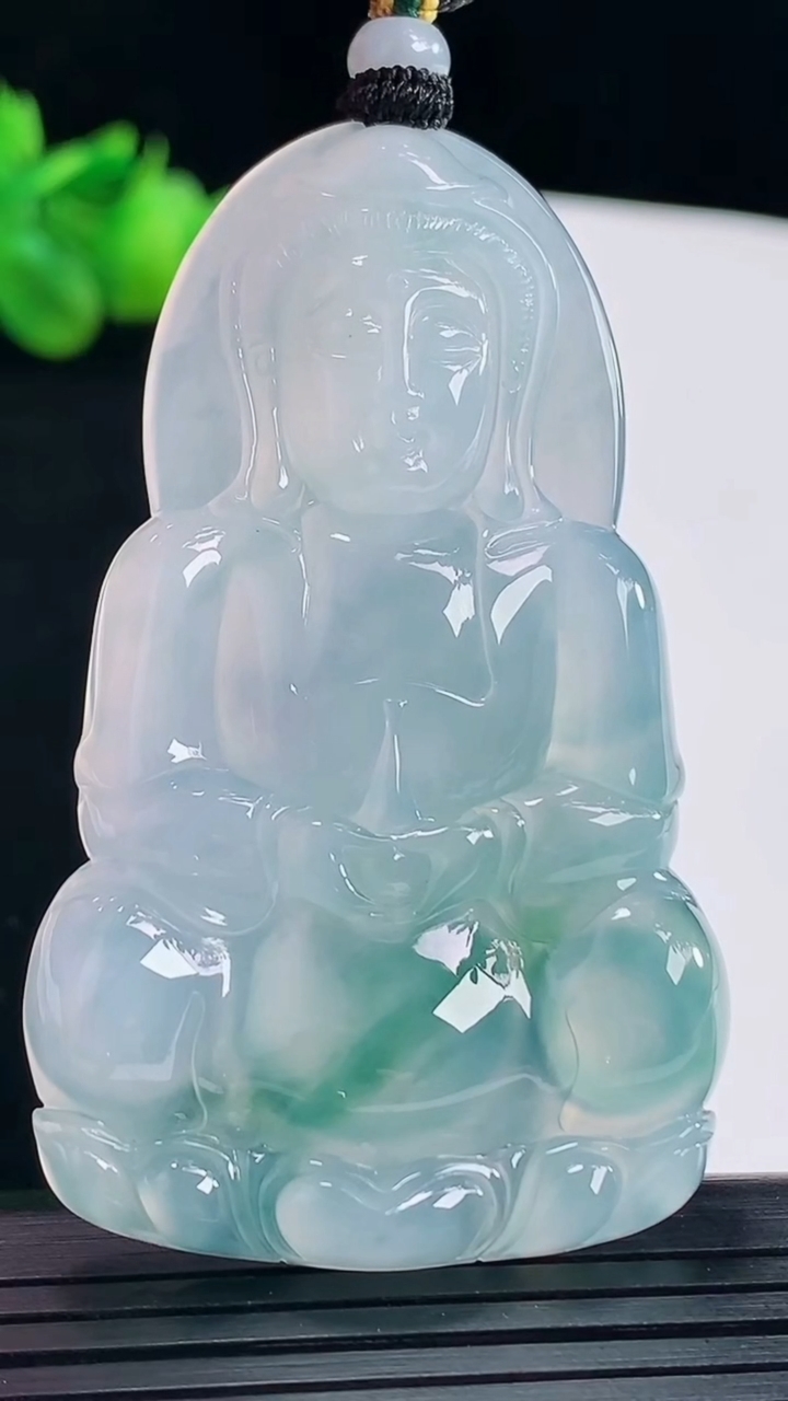 天然A货翡翠种飘花正装观音吊坠，尺寸60-37-5.2重量:25.89g
5月10日