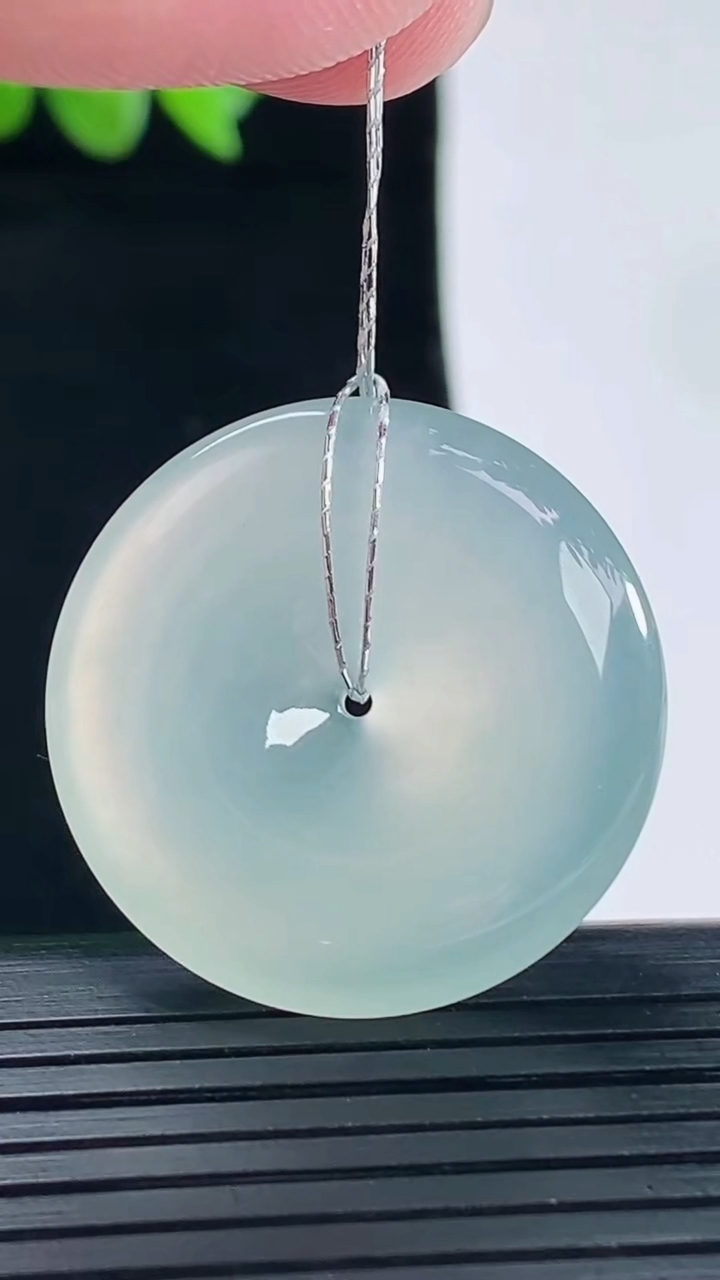 天然A货翡翠平安扣吊坠，尺寸28-5.8重量:9.41g
5月10日