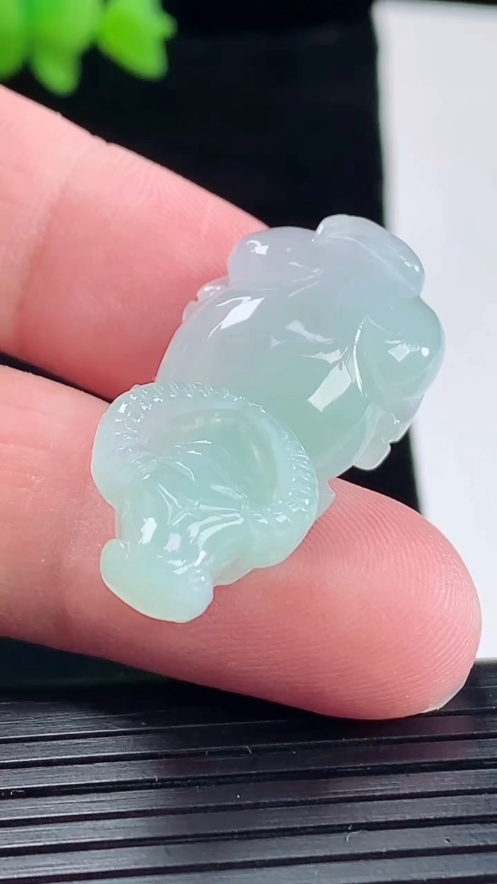 天然A货翡翠生肖牛吊坠，尺寸33-17.2-8重量:9.06g
5月10日