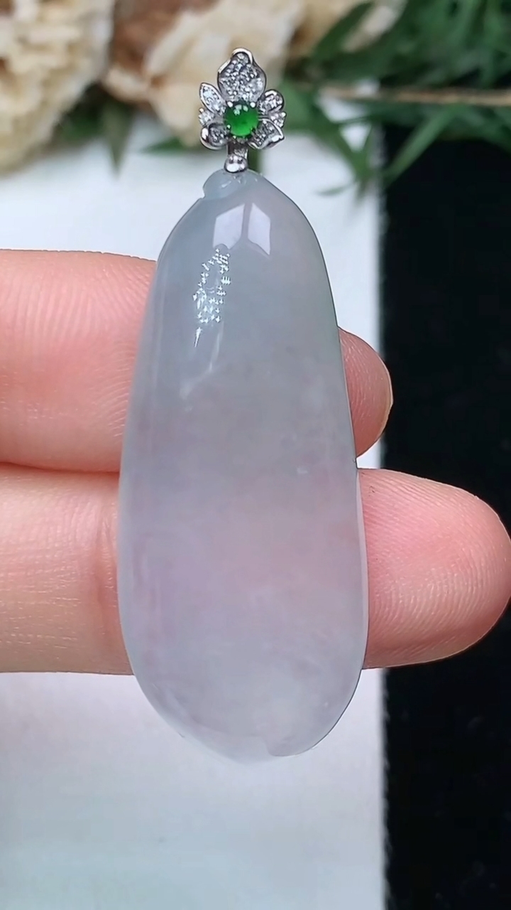 天然A货翡翠白冰福瓜吊坠，尺寸34.4-14.5-6，重量:6.34g
5月10日