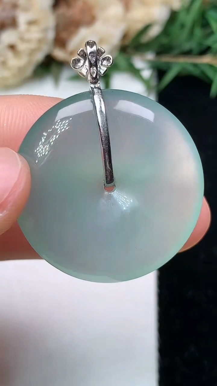 天然A货翡翠平安扣吊坠，尺寸27.9-5.4，重量:9.12g
5月10日