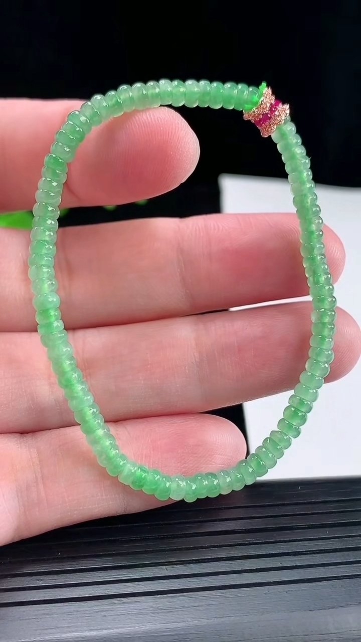 天然A货翡翠算盘珠手串，尺寸4-2重量:6.02g5月10日
工厂直销收藏佳品,种好水足，色泽均匀，有种有色，上手高大气！