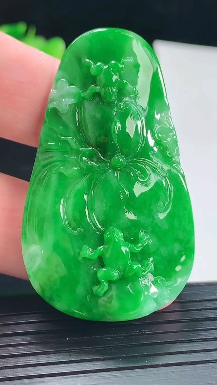 天然A货翡翠呱呱来财 荷叶吊坠，尺寸53-31.5-8重量:15.07g
5月10日