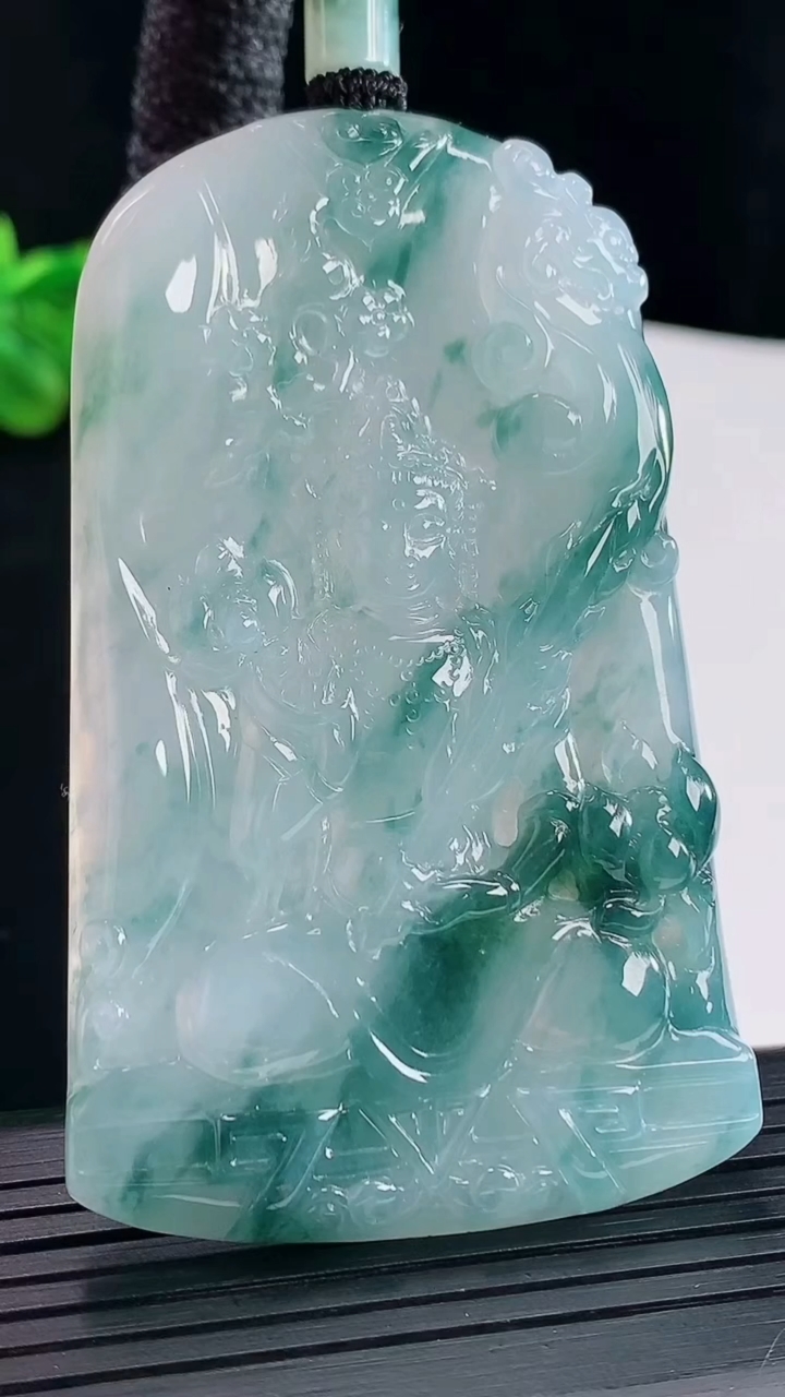 天然A货翡翠冰种飘花虚空藏菩萨吊坠，尺寸70-42.5-5重量:43.44g
5月10日