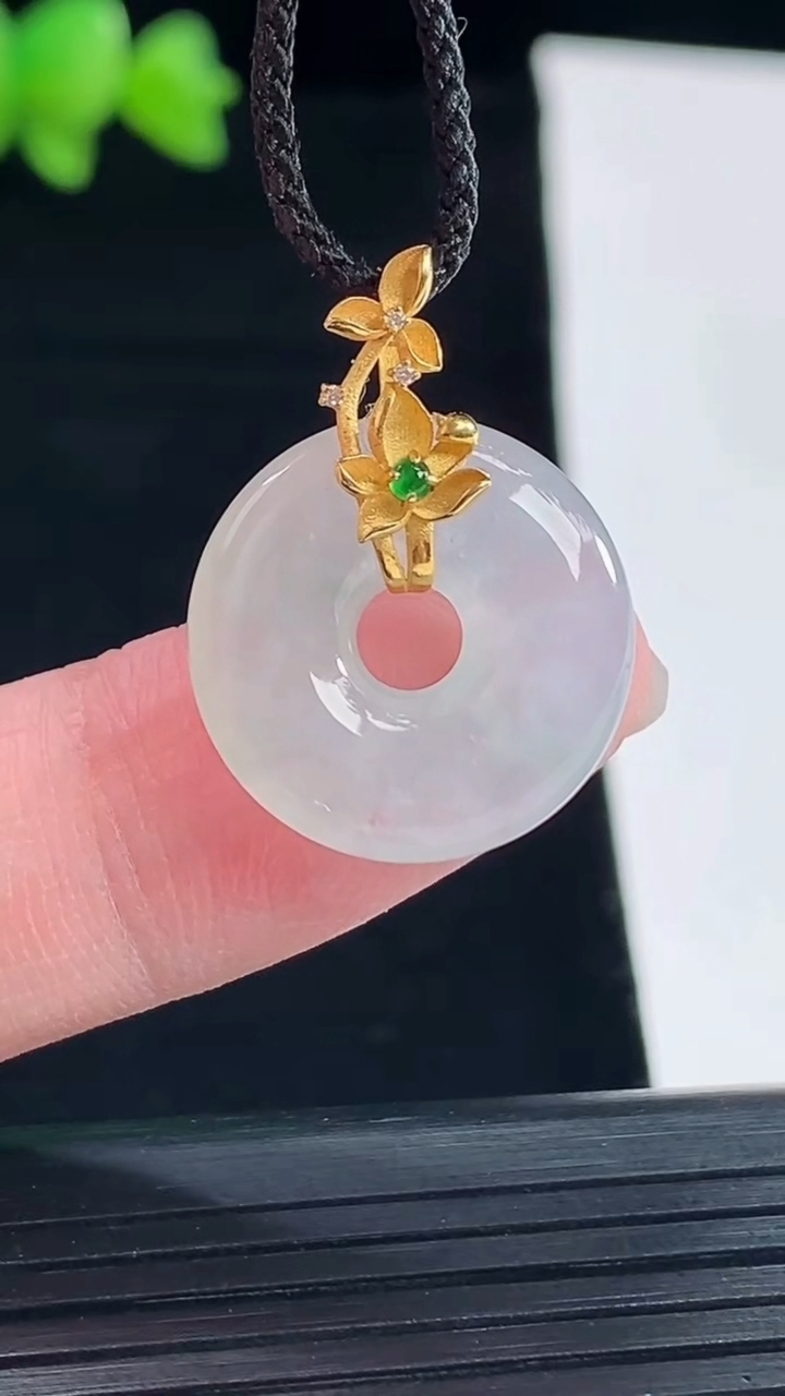 天然A货翡翠平安环吊坠，尺寸18-4.8重量:2.96g
5月10日